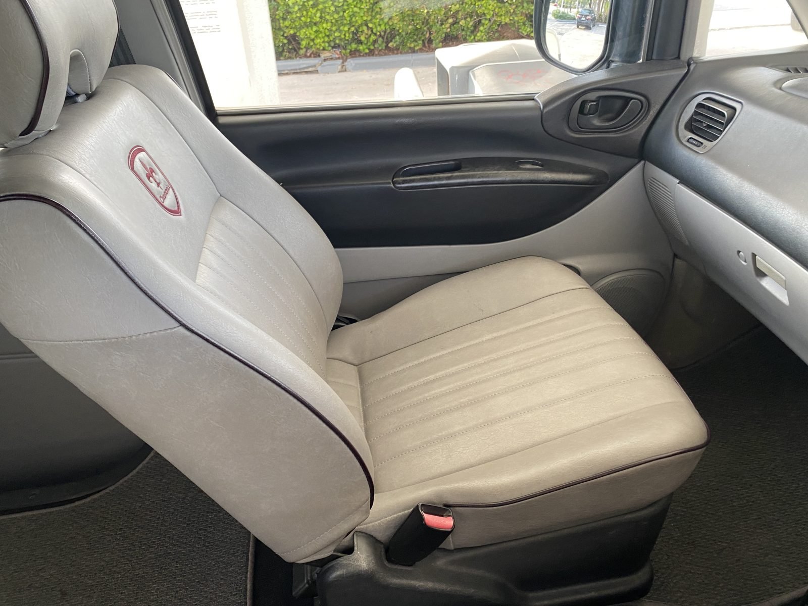 1999 Mitsubishi Delica — photo 8