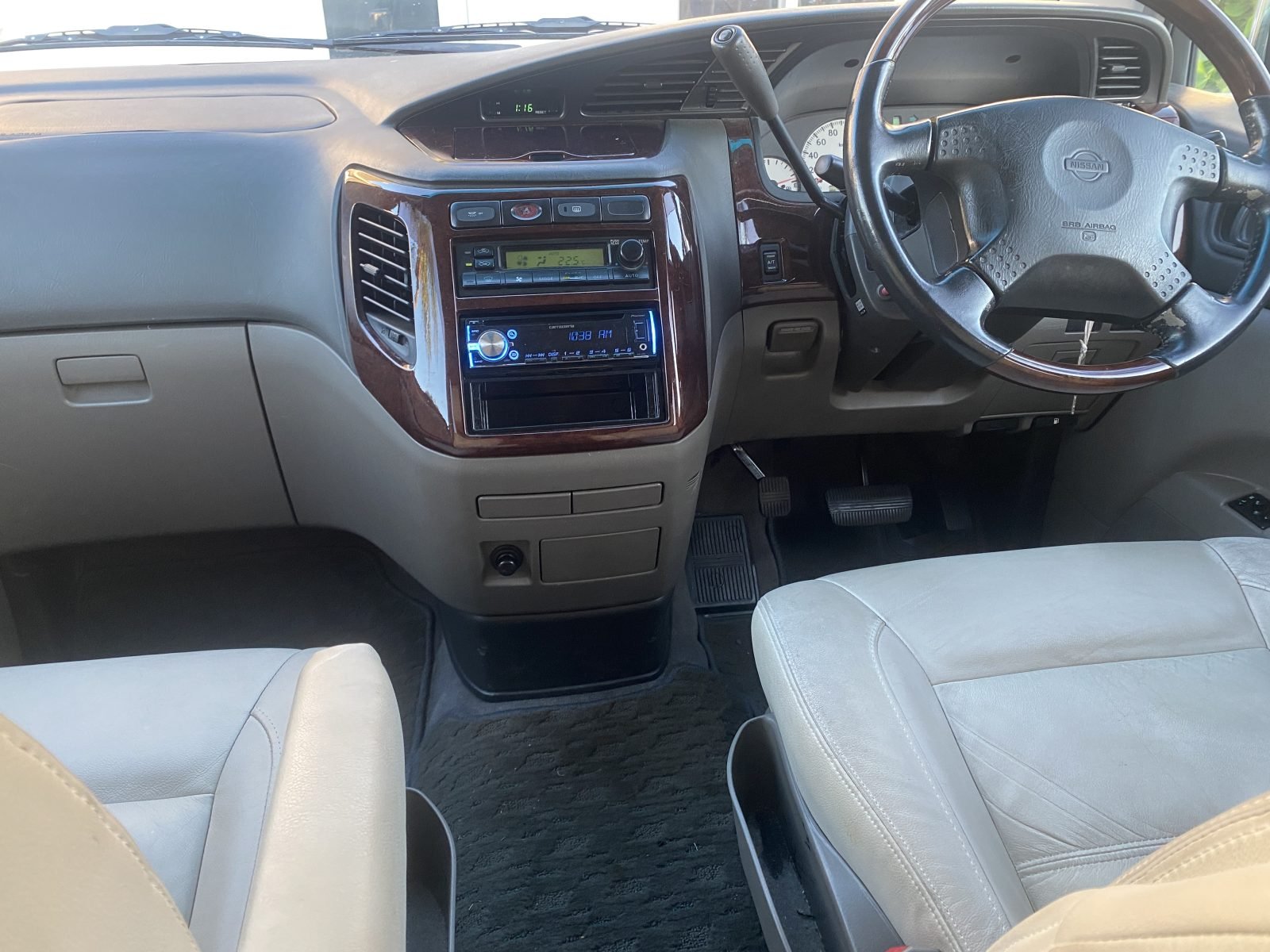 2000 Nissan Elgrand — photo 10