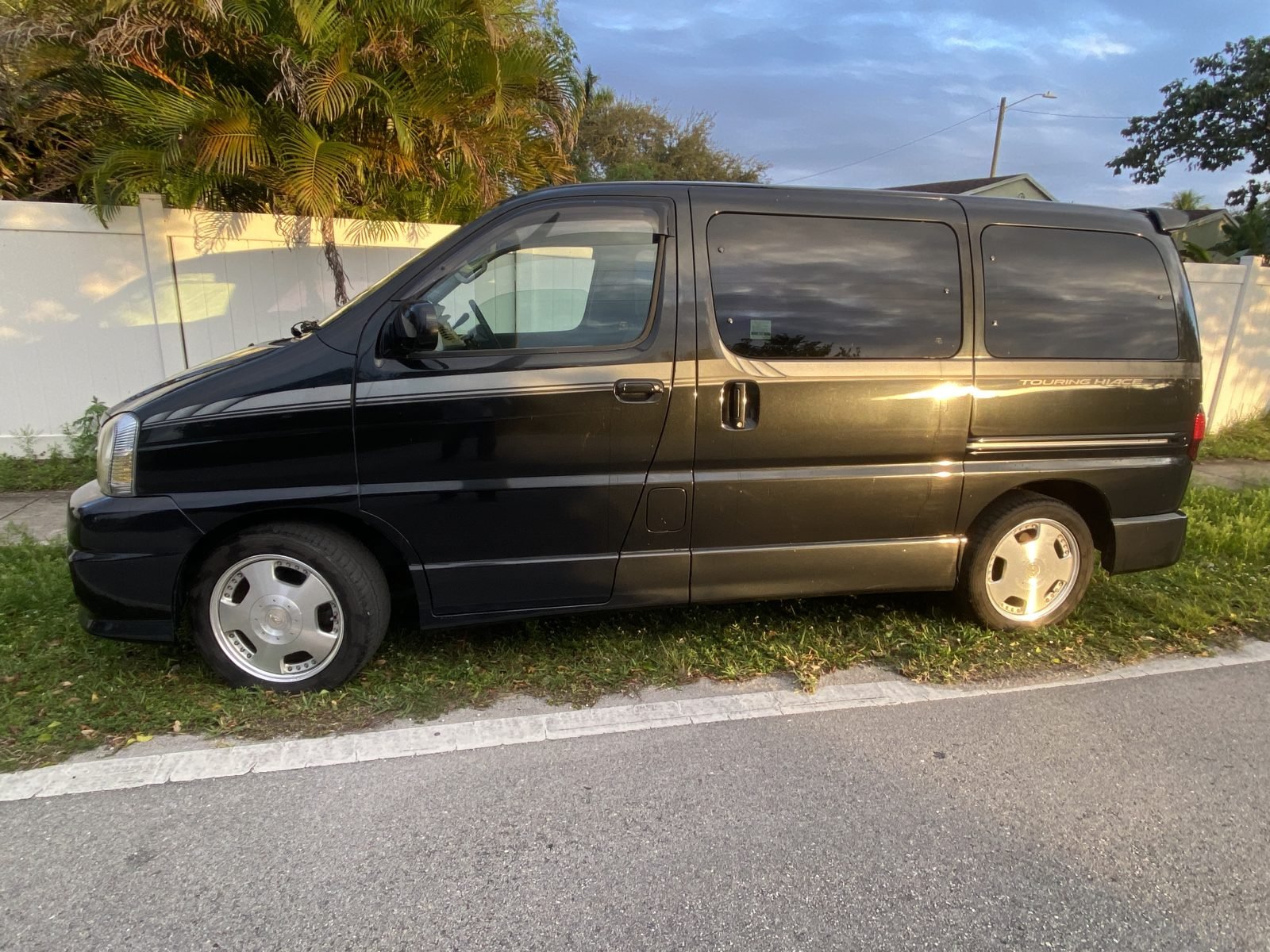 1999 Toyota Hiace Touring — photo 2